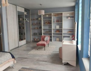 Apartament la casa, 3 camere, semidecomandat, curte 150 mp