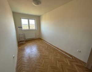 Apartament cu 3 camere, zona Gruia!