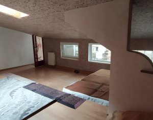 Inchiriere, casa in Centru, 3 camere, zona Piata Mihai Viteazul, curte comuna