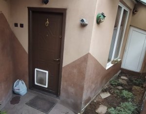 Inchiriere, casa in Centru, 3 camere, zona Piata Mihai Viteazul, curte comuna