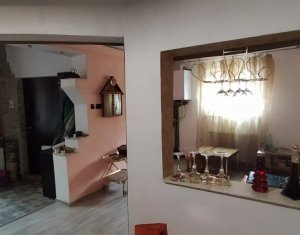 Inchiriere, casa in Centru, 3 camere, zona Piata Mihai Viteazul, curte comuna