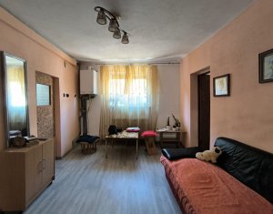 Inchiriere, casa in Centru, 3 camere, zona Piata Mihai Viteazul, curte comuna