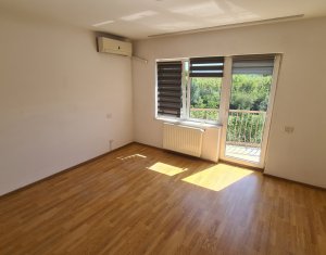 Casa tip duplex, suprafata 430 mp, gradina,destinatie birou sau alte activitati!