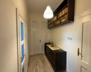 Apartament istoric, semicentral, cu 3 camere si 2 bai!