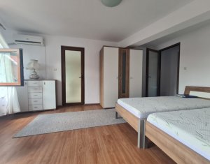 Casa  cu 3 camere ,2 bai, curte comuna, terasa, Gruia