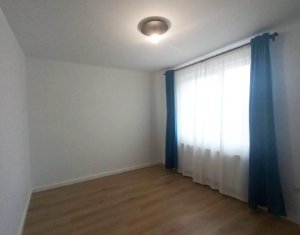 Apartament 3 camere, Zona Europa, Parcare, Balcon, Curte comuna